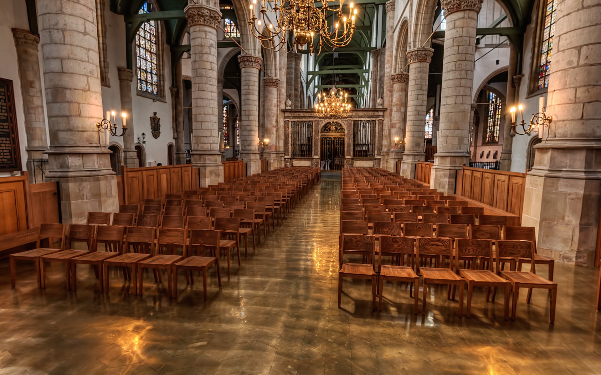 De messing vloer van het koor van de Sint-Jan in Gouda is ontworpen door Van Hoogevest Architecten uit Amersfoort. | Foto: Harry Anders