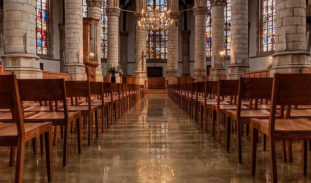 De messing vloer van het koor van de Sint-Jan in Gouda is ontworpen door Van Hoogevest Architecten uit Amersfoort. | Foto: Harry Anders